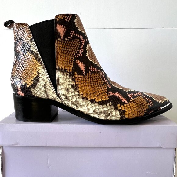 Marc Fisher LTD Yale Chelsea Ankle Boots, Pointy Toe, Size 9, Snakeskin Print EC - Picture 2 of 13